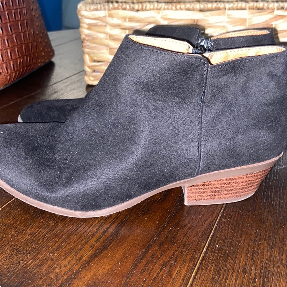 Ankle height booties, black suede
